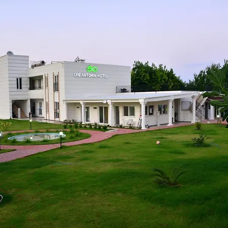 Dream Town Hotel&restaurant 3* ケメル